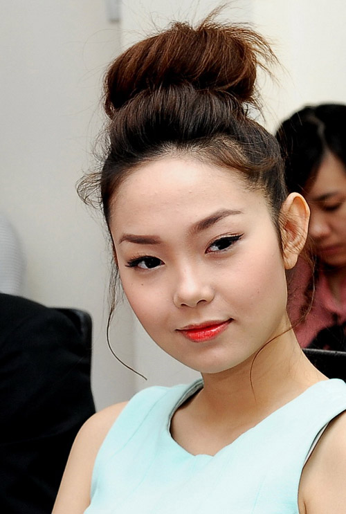 Khi ra ngoài, dạo phố "bé Heo" đơn giản với son cam phủ lớp son bóng và tóc búi năng động.