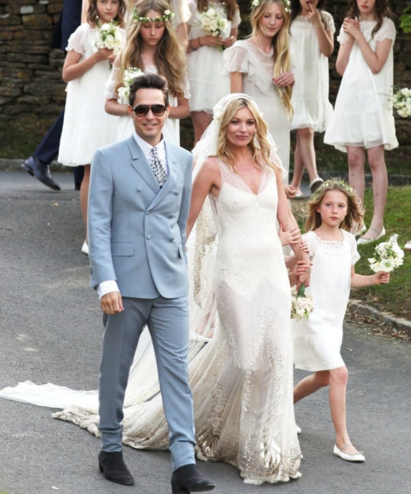 Cho đến tận ngày nay, váy cưới Boho cũng vẫn được ưa chuộng trên toàn cầu. Kate Moss, Anne Hatheway là những ngôi sao diện váy cưới Boho trong ngày trọng đại của mình.
