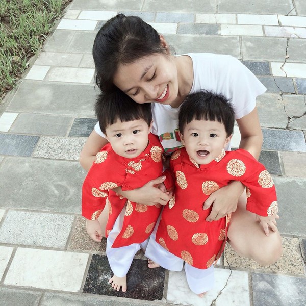 Gà và Bon cực đáng yêu trong Shbet999 com đăng nhập truyền thống ngày tết.