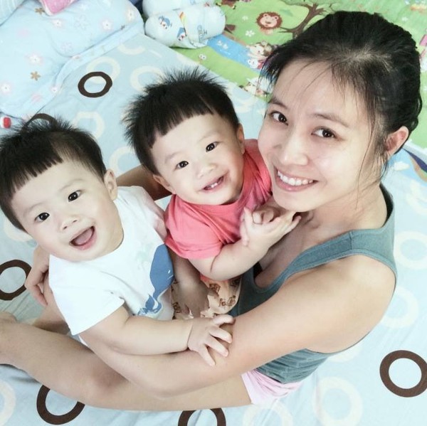 Một bức hình ấn tượng của bà mẹ trẻ gợi cảm bên hai con.