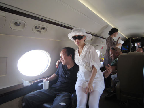 Hà Phương trên máy bay bên chồng.