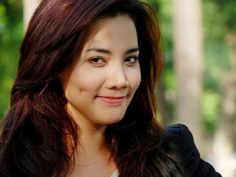 Trang Nhung cười mỉm cũng xinh với má lúm đồng tiền.
