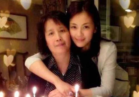 Năm 15 tuổi, Lưu Đào gia nhập đoàn văn nghệ quân đội Nam Kinh và học ca hát, vũ đạo, biểu diễn. Cô cũng theo học Đại học Ngoại ngữ Quảng Đông.