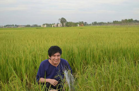 Đan Trường hóa thân thành anh nông dân trên ruộng lúa.