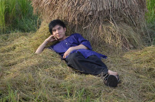 Và nam ca sĩ điển trai... ngủ trên cạnh đống rơm.