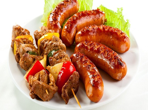 Xúc xích: Nhiều mẹ chọn những xiên xúc xích là bữa phụ cho bé nhà mình. Tuy nhiên, xúc xích rất nhiều muối nitrat và các chất bảo quản, chất tạo màu không tốt cho sức khỏe. Những chất này được cho là làm tăng nguy cơ u não, bệnh bạch cầu và ung thư cổ họng.