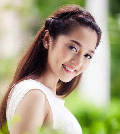 Bảo Anh có gương mặt tròn điển hình, Link Vào SHBET88 Mới Nhất tết càng tôn lên vẻ dịu dàng trong sáng đặc trưng.