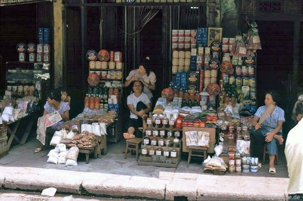 Giây phút thảnh thơi của những người bán quầy tạp hóa.