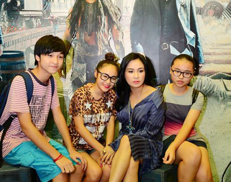 Cùng các con đi chơi.