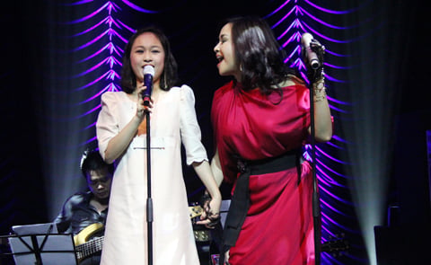 Thiên Thanh và mẹ Lam song ca bài 'Giọt sương trên mí mắt'.