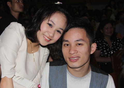 Thiên Thanh chụp ảnh cùng 'thầy' Tùng Dương.