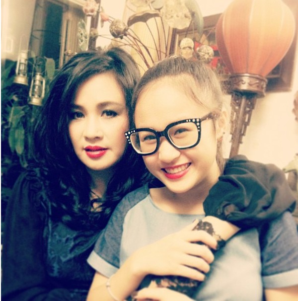 Hai mẹ con rất xinh đẹp.