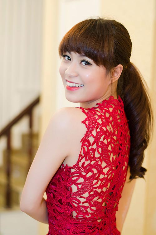 Mái tóc xoăn buộc sau làm cô trông quyến rũ hơn.