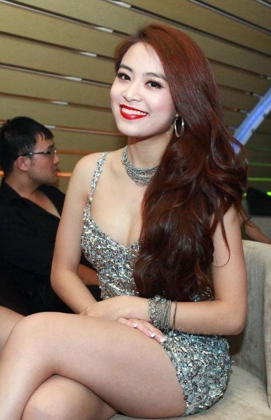 Một Hoàng Thùy Linh đầy quyến rũ, gợi cảm với Shbet123 Link Vào ShBet Mới Nhất xõa tự nhiên, khéo léo vén sang một bên