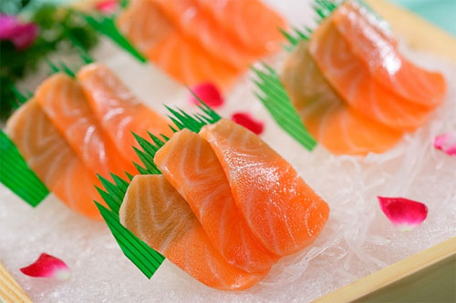 Cá hồi tươi có chứa hàm lượng axit béo omega-3 cao, vì vậy mà chúng giúp giữ thần sắc tươi trẻ cho những người có tuổi.