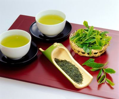 Trà. Các loại trà (màu trắng và trà xanh) đều có chứa EGCG, một trong những chất chống oxy hóa mạnh mẽ nhất. Do đó, tiêu thụ trà đồng nghĩa với việc hạn chế được các bệnh như bệnh tim, ung thư, và Alzheimer.