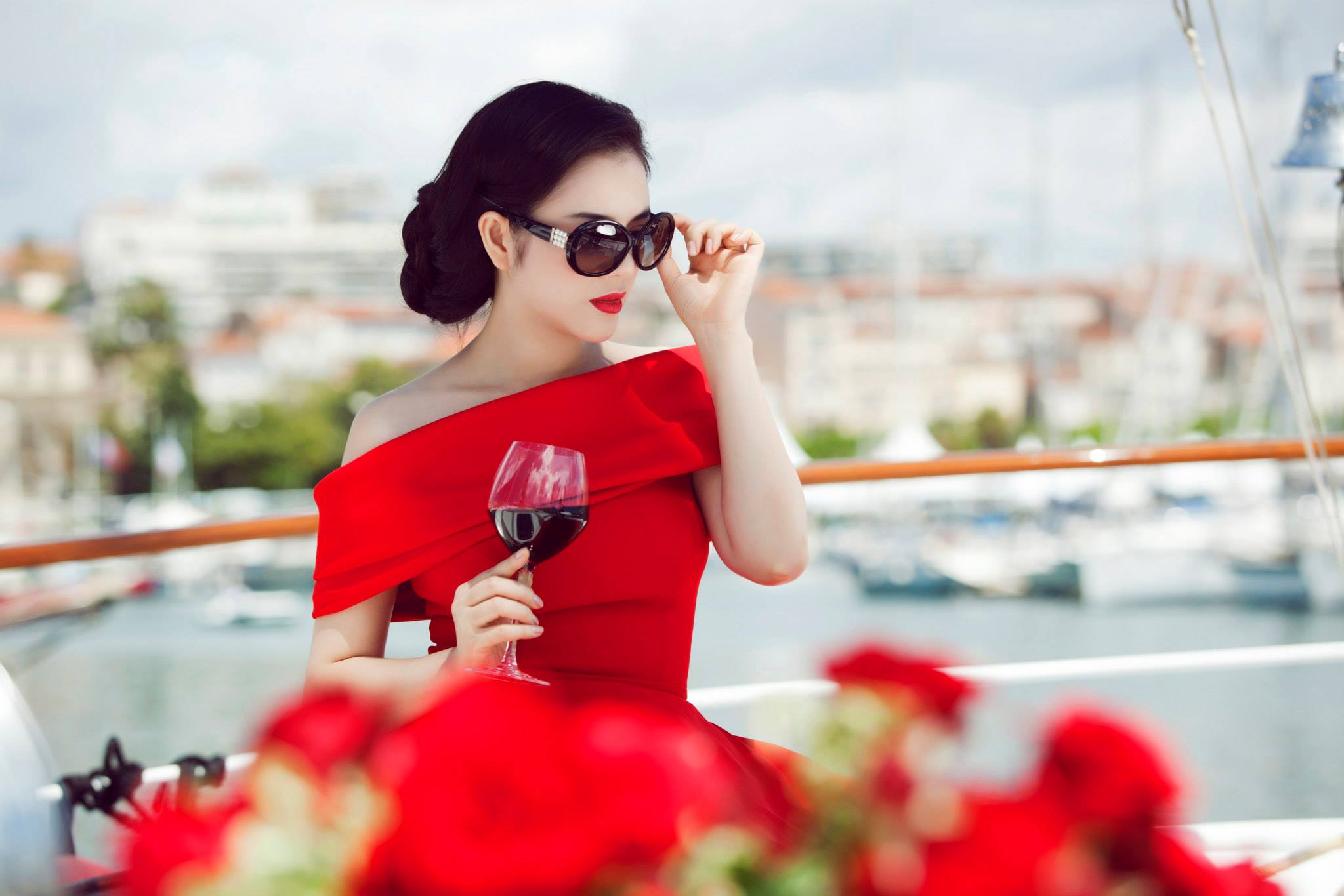 Vẻ đài các của nữ diễn viên đặc biệt thích hợp với kiểu vấn tóc này.