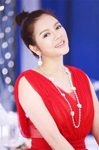 Tóc búi cao làm tôn nên các đường nét của khuôn mặt.