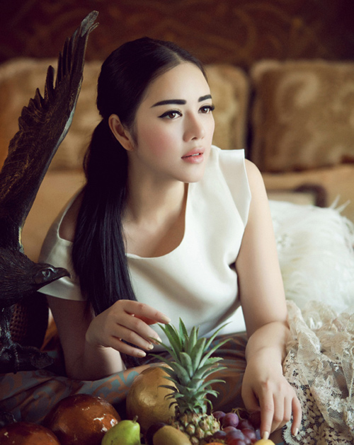 Tóc rẽ ngôi giữa buộc gọn kết hợp cùng thiết kế màu trắng tối giản mang tới cho nữ diễn viên vẻ đẹp tinh khôi, hiện đại.