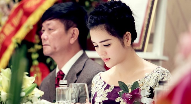 Biến tấu với tóc vấn trông cô rất sang trọng.