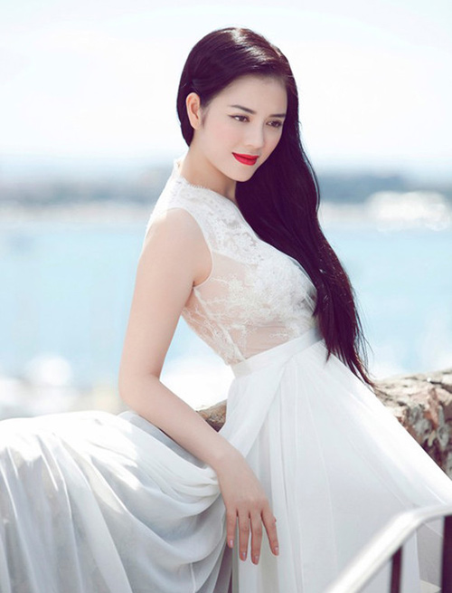 Lý Nhã Kỳ khiến mọi người ngỡ ngàng trước vẻ đẹp quý phái, sang trọng, quyến rũ đến ngây ngất.