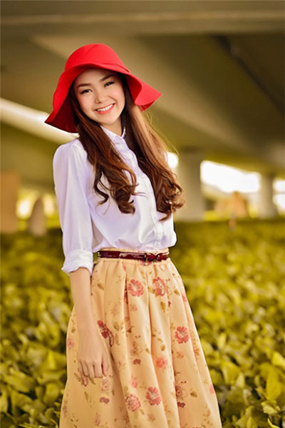 Minh Hằng đẹp rạng ngời với tóc xoăn lọn to.