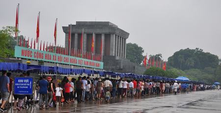 Không chen lấn, xô đẩy, dòng người vào Lăng viếng Bác.