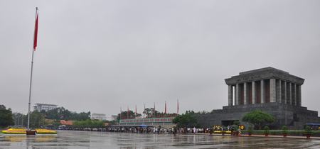 Dòng người vào Lăng viếng Bác.