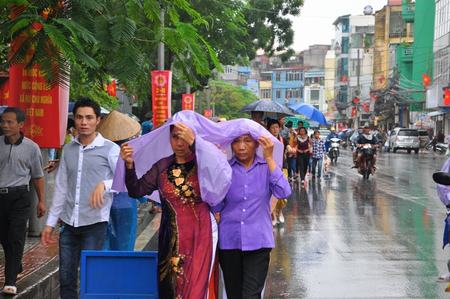 Cơn mưa lớn không thể làm khó đồng bào