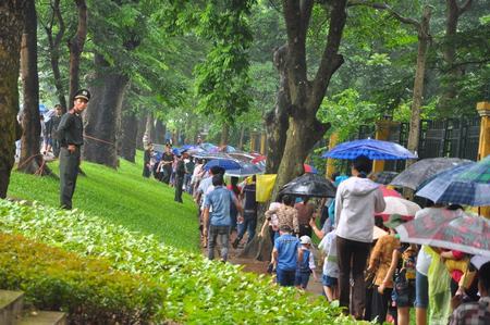 Người mặc áo mưa, người che ô, trật tự xếp hàng chờ đến lượt vào viếng Bác.