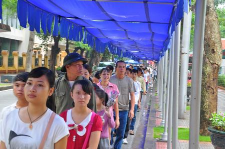 Không chen lấn, xô đẩy, tất cả mọi người rất kiên nhẫn chờ đợi