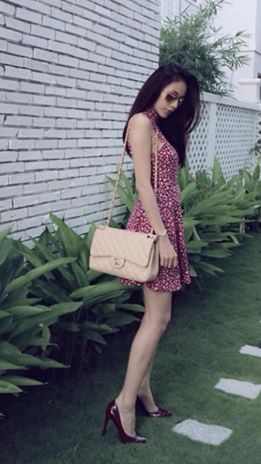 Thủy Tiên gợi cảm trong vườn nhà, cô cũng chia sẻ rằng ý nghĩa rằng: 'Con người ta hạnh phúc không phải là vì sở hữu nhiều.. Mà là vì đòi hỏi ít..Có một Shbet111 slot, casino, thể thao, xổ số để yêu thương, có một công việc để đam mê, tiền ít hay nhiều không quan trọng, quan trọng là đồng tiền do chính tay mình tạo ra'.