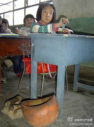 “Cô bé bóng rổ” tỏ ra rất tự tin khi ngồi học cùng các bạn bình thường.