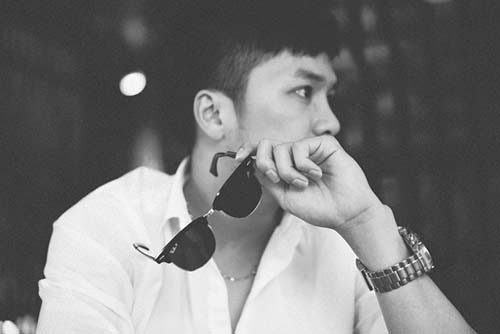Vẻ trầm tư, nam tính của Quang Huy...