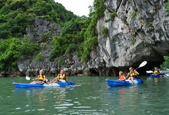 Ngoài tham quan Hạ Long, khách Tây còn có thể đạp xe tại những hòn đảo trên Vịnh, chèo thuyền kayak, khám phá hang động hoặc câu mực đêm trên thuyền,…