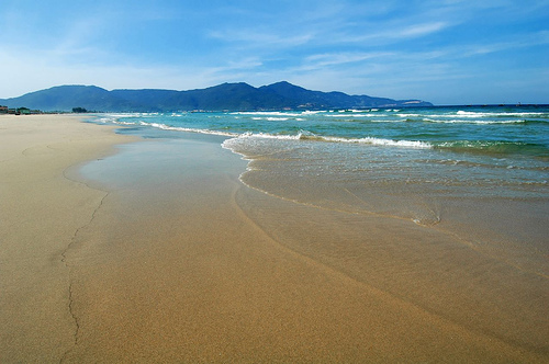 Cách thành phố Đà Nẵng không xa, bán đảo Sơn Trà có đủ cả biển xanh, cát trắng, san hô lung linh và cánh rừng rậm rạp.