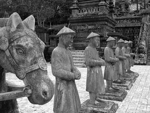 Lăng nhà Nguyễn là lăng mộ cổ nằm gần thành phố Huế, trải dọc con sông Hương thơ mộng.