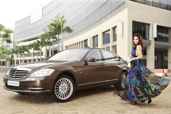 Jennifer Phạm đang là thành viên của Câu lạc bộ Người nổi tiếng sử dụng xe Mercedes (Mercedes Celebrity Club).