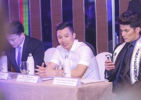Khắc Tiệp đã thể hiện được đẳng cấp khi ngồi ghế cầm cân nảy mực của cuộc thi.