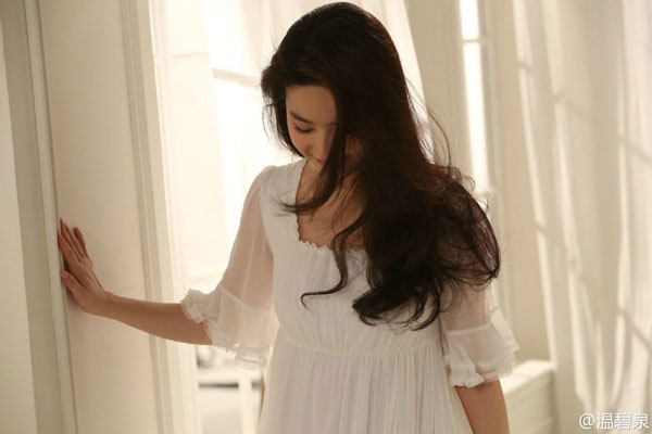 Trong những tấm hình mang phong cách trong sáng, cô thật nhẹ nhàng và nữ tính.