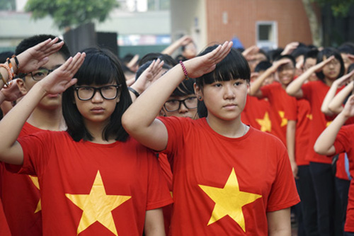 Trang phục cờ đỏ sao vàng nhắc các em về tình yêu nước thiêng liêng.