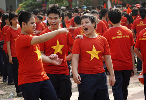 Nô đùa khi gặp lại bạn bè sau bao ngày xa cách.