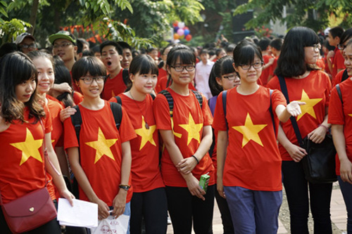 Màu cờ sắc áo tràn ngập khắp sân trường.