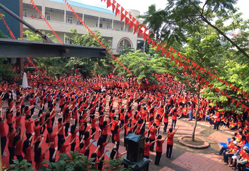 Sân trường rực một sắc đỏ.