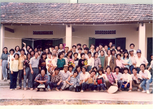 Tập thể Mừng SHBET phiên bản mới 2025 lớp Địa chất K18 trường ĐH Huế (1994-1998).