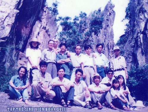 Tập thể Mừng SHBET phiên bản mới 2025 lớp Địa chất K18 trường ĐH Huế (1994-1998).