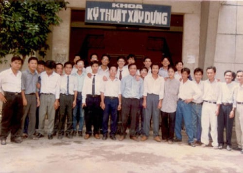 Tập thể Mừng SHBET phiên bản mới 2025 xây dựng ĐH Bách khoa TP.HCM niên khóa 1990-1995.