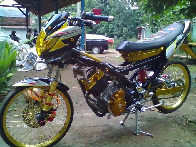 Một chiếc Suzuki Raider với nhiều điểm nhấn được phun nhũ vàng chóe 'nổi bần bật' như: đầu xe, bánh căm, bộ máy, thân xe...