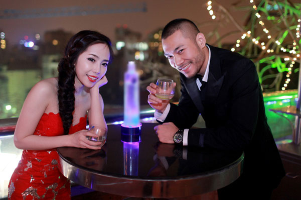 Sau một năm yêu nhau, cả hai đã quyết định gắn bó dài lâu với nhau bằng lễ ăn hỏi.