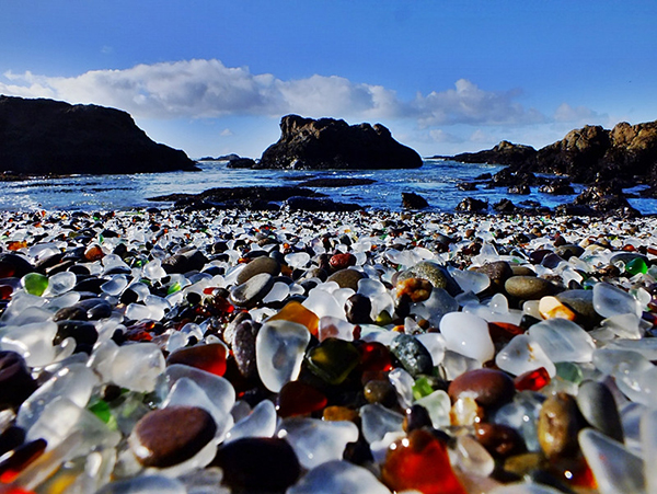 Biển Kính (Fort Bragg, California, Mỹ) là một trong những bờ biển độc đáo nhất thế giới và được người ta ví như là thánh địa Mecca cho người thu gom thủy tinh biển.